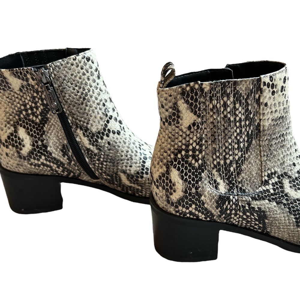 Blondo Elvina Cream Snake Print Waterproof Ankle Boots in Size 8.5 - Like new - Picture 4 of 10